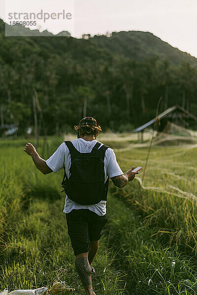 Ein junger Mann in einem Reisfeld