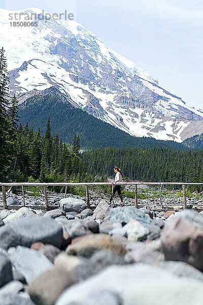 Wanderer überquert die Brücke im Mt. Rainier Nationalpark