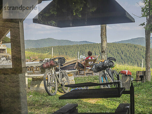 Mountainbiker machen Rast im Wald  Baden-Württemberg  Deutschland