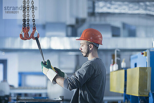 Junger männlicher Ingenieur arbeitet in einer Industrieanlage  Freiburg im Breisgau  Baden-Württemberg  Deutschland