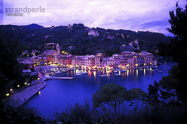 Schöne Nachtszene des Hafens in Portofino  Italien
