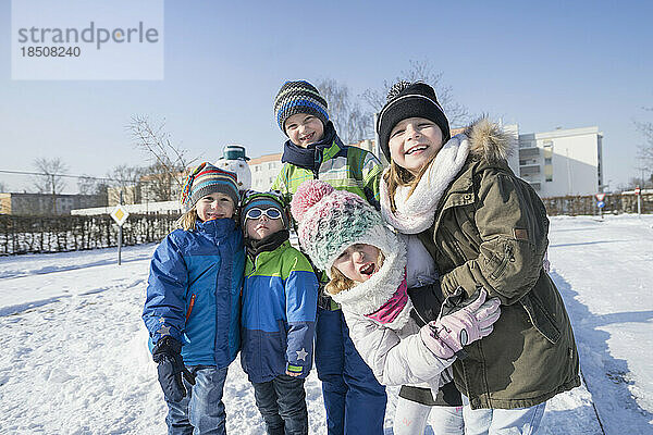 Porträt von Kindern auf Schneefeld