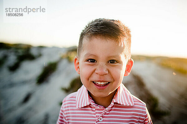 Nahaufnahme eines vierjährigen Jungen  der am Coronado Beach in San Diego lächelt