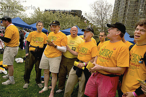 Eine Gruppe Männer singt den Wanderern beim Avon Walk for Breast Cancer in Boston ermutigende Lieder.