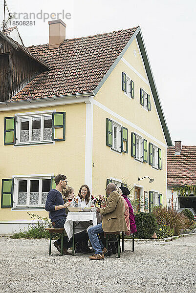 Familie und Freunde genießen Party im Freien auf einem Bauernhof  Bayern  Deutschland
