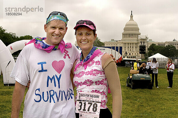 Eine Brustkrebsüberlebende und ihr Mann nehmen am Race for the Cure der Susan G. Komen Foundation in Washington  D.C. teil.