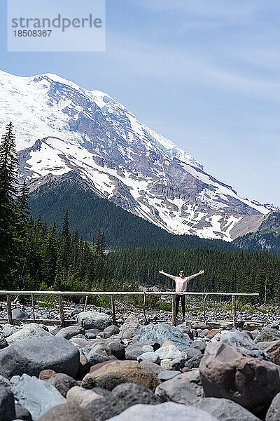 Glücklicher Wanderer im Mt. Rainier Nationalpark