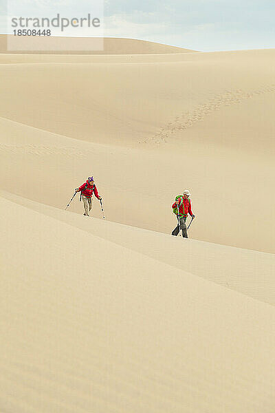 Älteres Paar wandert über große Sanddüne