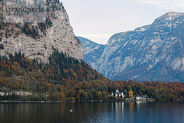 Die Stadt ist vom Hallstättersee und den Alpenbergen umgeben