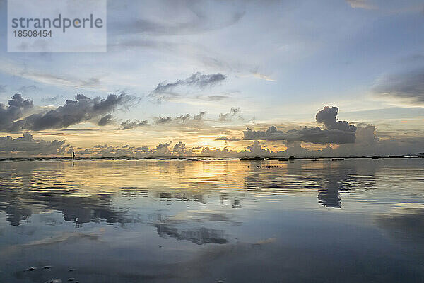 Malerische Aussicht auf den Sonnenuntergang über dem Meer  Uluwatu  Bali  Indonesien
