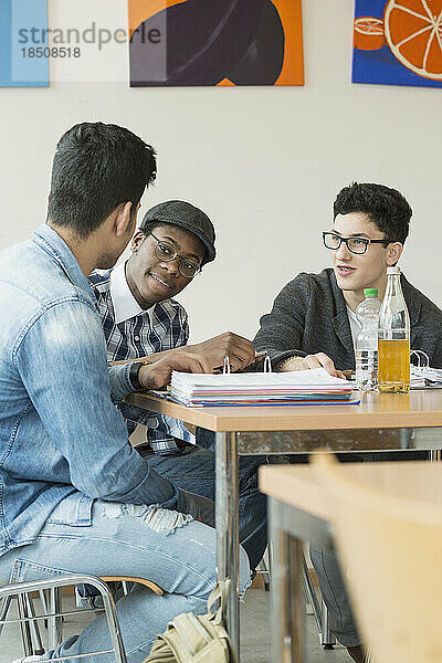 Studenten diskutieren in der Mensa  Bayern  Deutschland