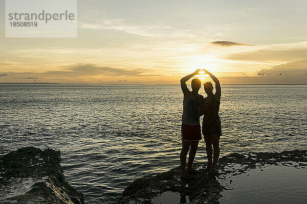 Silhouette eines Paares  das mit den Händen eine Herzform macht  Nusa Lembongang  Bali  Indonesien