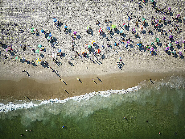 Wunderschöne Luftaufnahme von oben nach unten zum Copacabana-Strand mit Sonnenschirmen