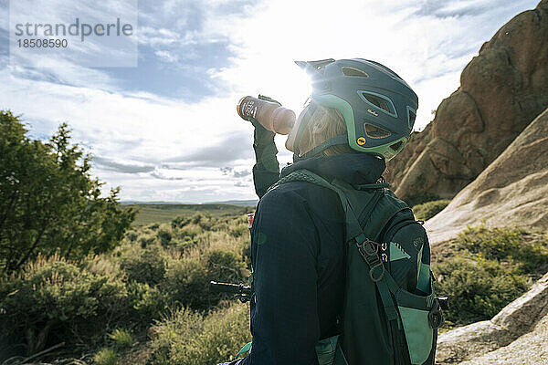 Frau beim Mountainbiken in der Hochwüste in Colorado