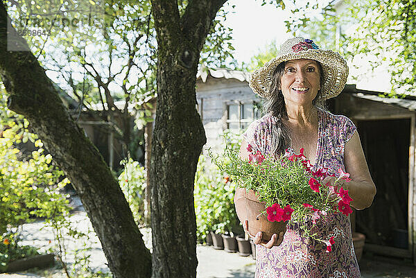 Ältere Frau mit Blumentopf  Altötting  Bayern  Deutschland