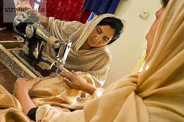Frauen nähen in einer Werkstatt in Kabul.