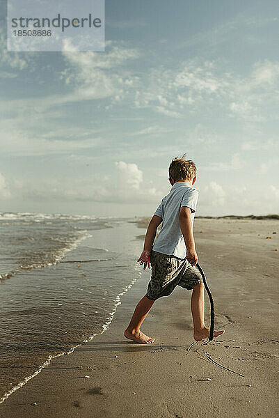 Junge läuft und spielt am Strand in Corpus Christi  Texas