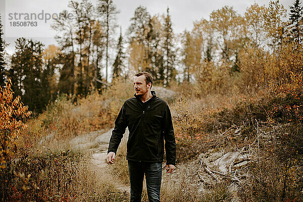 Junger Mann beim Wandern in der Natur an einem kühlen Herbsttag im kanadischen Sh