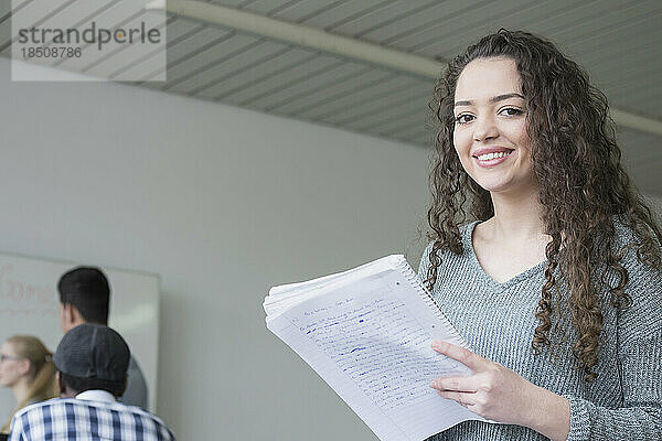 Universitätsstudent studiert mit Notizen in der Klassenzimmerschule  Bayern  Deutschland