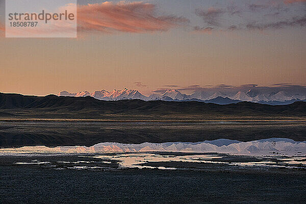 Landschaft bei Sonnenaufgang am TuzKol-See in Kasachstan