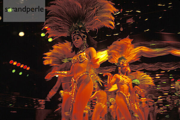 Wunderschöne Farbenergie und Kostüme beim Karneval in Rio de Janeiro  Brasilien