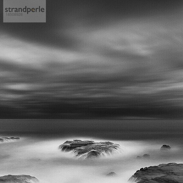 Meeresfelsen  Wellen und bewölkter Himmel  Präfektur Kanagawa  Japan