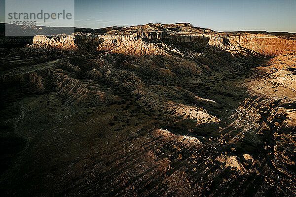 Die späte Tagessonne trifft auf die Wüstenklippen der Ghost Ranch  New Mexico