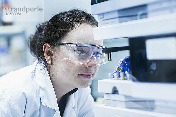 Junge Wissenschaftlerin untersucht in einem Labor  Freiburg im Breisgau  Baden-Württemberg  Deutschland