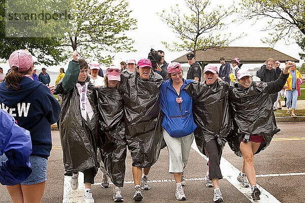 Teilnehmer einer Brustkrebserkrankung in Boston gehen gegen Ende ihrer Reise zu Fuß.
