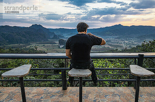 Mann trinkt Kaffee am Magic Mountain / Phayao District in Nord-Thail