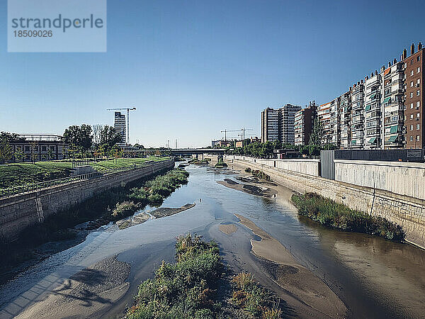 Der Fluss Manzanares durchquert die Hauptstadt Spaniens  Madrid.