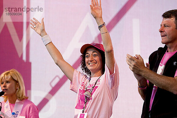 Walkerin und Walk-Organisatorin Karen Borkowsky hebt während der Abschlusszeremonie des Avon Walk for Breast Cancer in N. die Hände