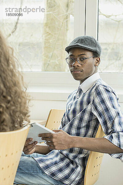 Universitätsstudent mit digitalem Tablet in der Mensa  Bayern  Deutschland