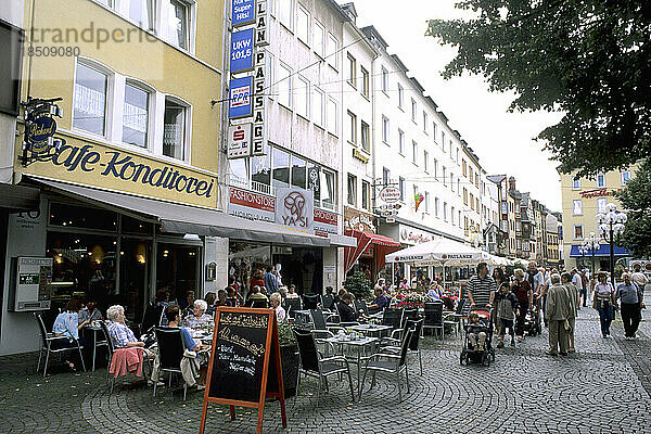 Deutschland Koblenz Altstadt am Rheinufer Zentrum Geschäfte mit Blumen in der Altstadt