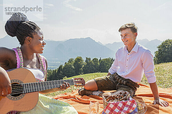 Teenager-Freunde genießen Gitarre beim Picknick  Bayern  Deutschland