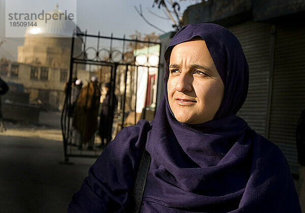 Muslimische Frau vor einer Moschee in Kabul.