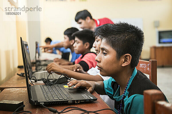 Peruanische Kinder lernen Englisch mithilfe von Computern in einem Klassenzimmer