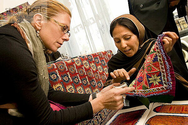 Kate Buggeln trifft sich in Kabul mit afghanischen Frauen  um Geschäftsbewertungen vorzunehmen.