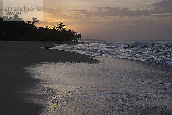Malerische Aussicht auf den Strand bei Sonnenuntergang  Tangalle  Südprovinz  Sri Lanka