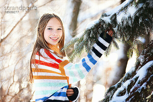 Glückliches  schönes Teenager-Mädchen draußen im Schnee.