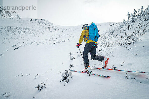 Backcountry-Skifahrer  der Schneefeld auf einem weiten  offenen Berg fährt