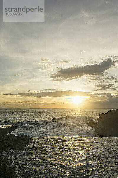 Sonne scheint über dem Meer  Nusa Lembongang  Bali  Indonesien
