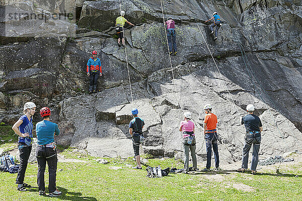 Klettergruppe mit Sicherheitsausrüstung am Fels  Ötztal  Tirol  Österreich