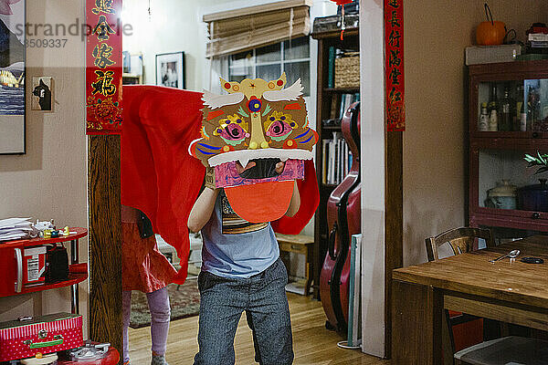 Zwei Kinder führen zum chinesischen Neujahrsfest einen chinesischen Löwentanz auf