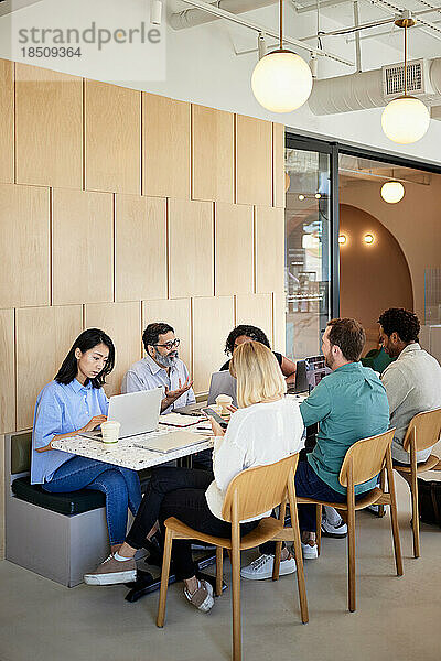 Geschäftskollegen diskutieren während eines Treffens im Café