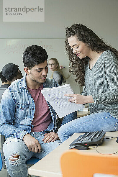 Universitätsstudenten studieren mit Notizen in der Klassenzimmerschule  Bayern  Deutschland