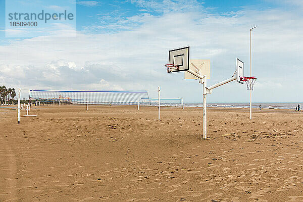 Beachbasketball. Korb für einen Beachbasketball im Hintergrund