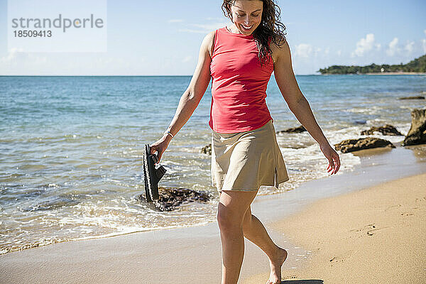Solo-Frau genießt einen Strandspaziergang in Puerto Rico