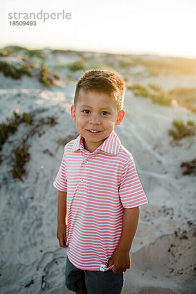 Porträt eines vierjährigen Jungen am Strand von San Diego bei Sonnenuntergang