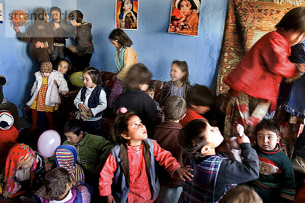 Kinder spielen in einer Vorschule in Kabul.